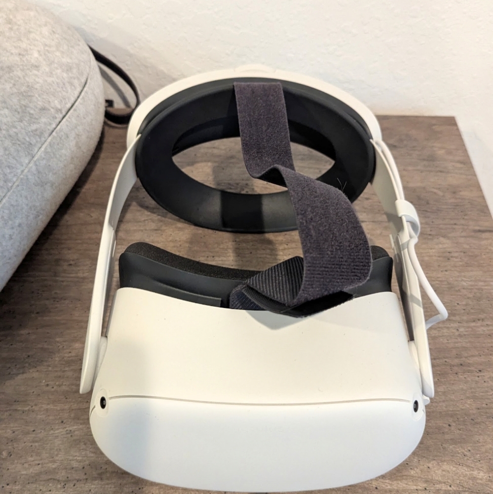 Oculus White Standalone VR Headset with Adjustable Straps